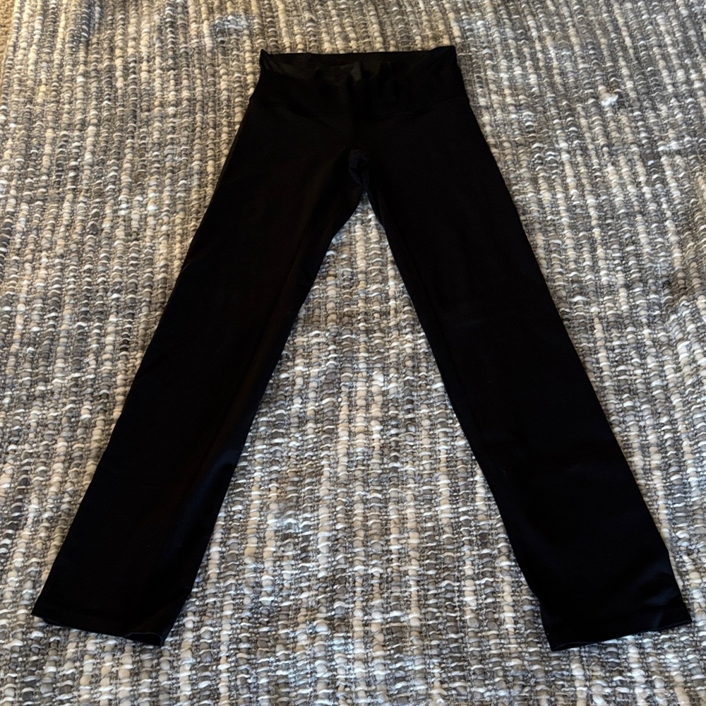 Lululemon ladies Black Straight Leg Yoga Pants. SZ 6